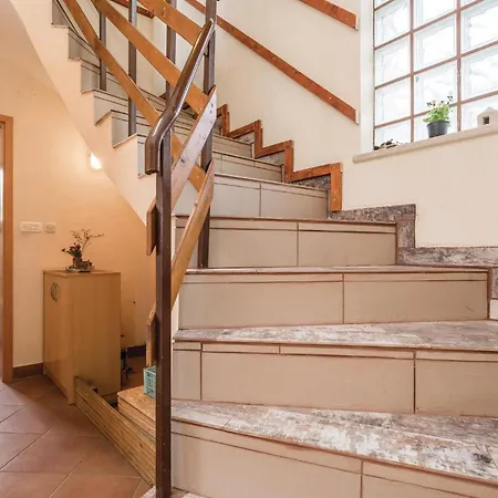 펜션 3 Bedroom Beautiful In 라브나 고라